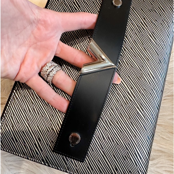 Louis Vuitton Limited Edition Essential V Platine Epi Strap Clutch Pouch - - Picture 7 of 9